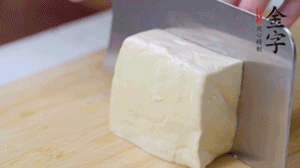 老豆腐切片，浸水備用。