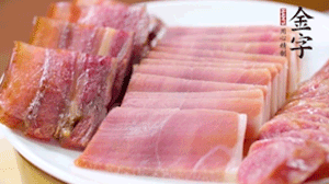 擺盤后鋪上老豆腐，淋點(diǎn)料酒，灑點(diǎn)白糖上鍋蒸20分鐘。