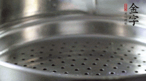 出鍋后，倒扣臘味，撒上蔥花即可。