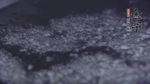 小青菜洗凈后，鍋中水燒開，放點鹽和滴幾滴油后燙熟。