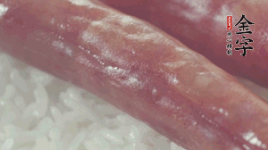 關(guān)上蓋子，煮到米飯露出時。