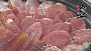 沿著米飯邊淋一圈玉米油，擺上小青菜，淋上醬油和湯調(diào)成的醬汁，撒上辣椒粒、香蔥末即可。