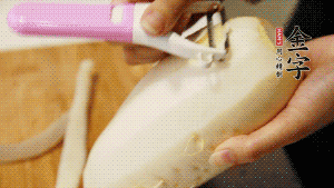 蘿卜去皮，切成絲。（如果用擦菜板，不能選擦成太碎的）