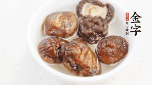 鍋加熱至7成，放蘿卜絲煸炒，加3粒冰糖翻炒至透明，盛出備用。