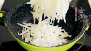 鍋加油至5成熱，放香腸粒、臘肉粒翻炒，等脂肪變透明后，加香菇、瑤柱、蝦米，放適量冰糖、胡椒粉、鹽炒至香味溢出。