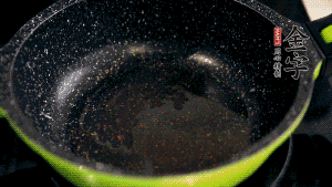 盆中放入炒好的蘿卜絲、香腸等食材，加粘米粉、澄粉，一邊倒香菇水，一遍攪拌成稀糊狀。（加入少量的澄粉可以讓蘿卜糕質(zhì)地柔軟又充滿彈性，而且還可以增加成品的透明感。 ）