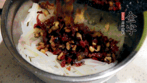 在蒸盤中鋪上油紙，鋪好食材后壓一壓，蒸箱中蒸30分鐘即可。（蒸好的蘿卜糕切成厚片，用少量油煎一下，撒點(diǎn)蔥花口味更好。）