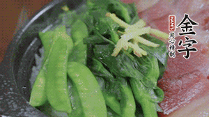 燜好的米飯開蓋，放入菜心、荷蘭豆，澆上調(diào)味汁拌勻。