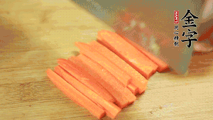 洋蔥、青椒、胡蘿卜切成粒備用。