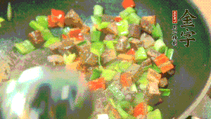 熱油起鍋，依次加入青椒塊、牛肉、大蒜煸炒均勻。