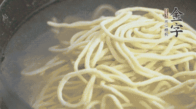 面條煮熟過涼水備用。