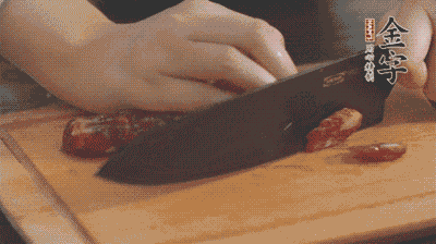 金字土香腸切片，香菇切丁。