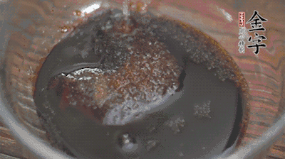 調(diào)配醬汁：耗油、生抽、老抽、糖、鹽、清水?dāng)嚢杈鶆颉?>
					</div>
					<span>步驟 3/5</span>
					<p>調(diào)配醬汁：耗油、生抽、老抽、糖、鹽、清水?dāng)嚢杈鶆颉?/p>
				</li><li>
					<div   id=