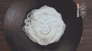 依次放入黃瓜絲、花生米、燙熟的豆芽、麻辣香腸、香菜、擺盤即可。