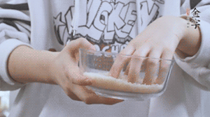 大米提前放浸泡1小時(shí)。