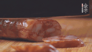 金字麻辣香腸切片，小青菜焯熟備用。