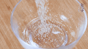 制作醬汁：1湯匙蠔油、1湯匙涼開水、2湯匙生抽、1/2湯匙白砂糖、少許辣椒圈。