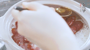 沿鍋邊倒一圈食用油蓋蓋，繼續(xù)小火燜8分鐘。