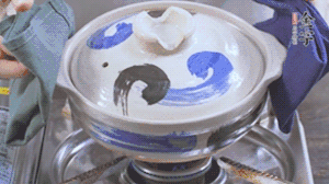 每隔30s將鍋傾斜一側(cè)。（受熱更均勻，鍋巴更噴香）