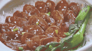 燜好后放入小青菜，均勻淋上醬汁，撒上蔥花或芝麻即可。