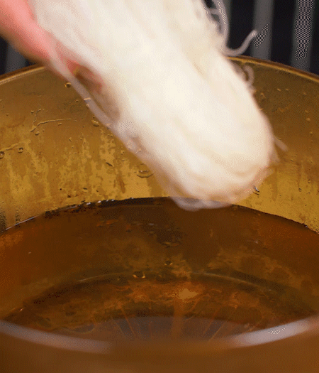 甜玉米煮熟剝粒，拌入適量沙拉醬拌勻。