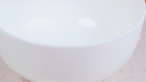 香腸切片，南瓜洗凈去皮切小塊，洋蔥切絲，米淘洗干凈備用。