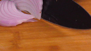 鍋中少許油，熱油倒入香腸煸炒出油，倒入南瓜塊、洋蔥翻炒片刻。