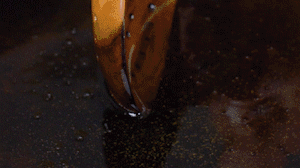 茄子切成長條，拍上生粉入油鍋炸制。