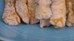 炸制油溫在7成左右，茄子炸至金黃色即可撈出。