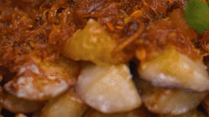 把茄子一條一條的擺好放在盤子上，上鍋蒸制3到4分鐘，出鍋后撒上蔥花。