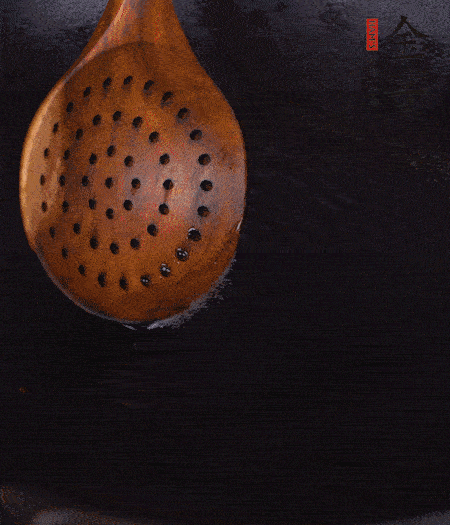 鍋中多倒些花生油，油溫達80度時，下芋頭丁炸 40 秒，直到表皮金黃，撈出待用。