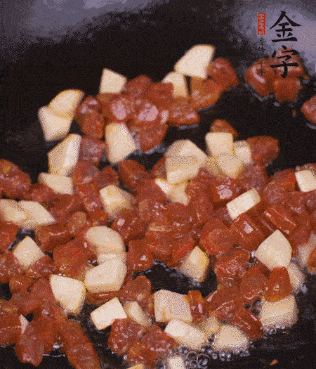 鍋中熱油，下香腸丁、茭白丁大火炒出香味。倒入米飯拍散，炒2～3分鐘。