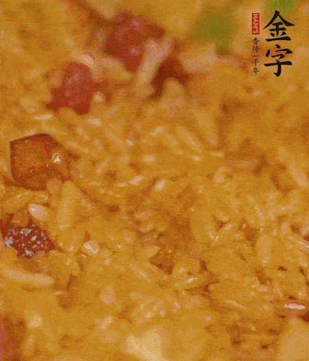 放一撮鹽、生抽少許，倒入炸好的芋頭。最后撒蔥花、蒜末翻炒均勻。