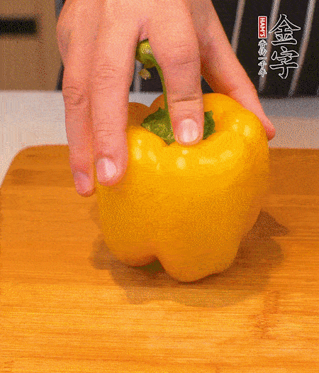 干花菇提前泡發(fā)，胡蘿卜、青椒、黃椒和花菇切丁，小紅椒切圈，小蔥切末。