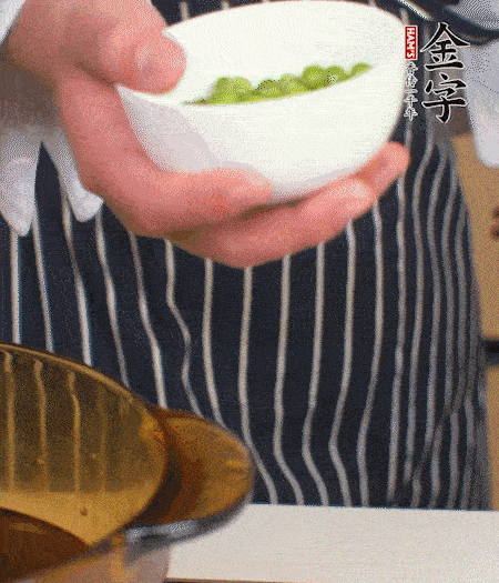 胡蘿卜、豌豆和干花菇焯水。