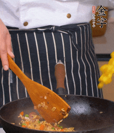 加咖喱塊、少許鹽、白糖調(diào)味，炒至咖喱塊融化后，倒米飯，翻炒至每粒米飯都包裹上咖喱，再放黃椒、青椒粒，出鍋前加菠蘿粒和小蔥翻拌均勻。