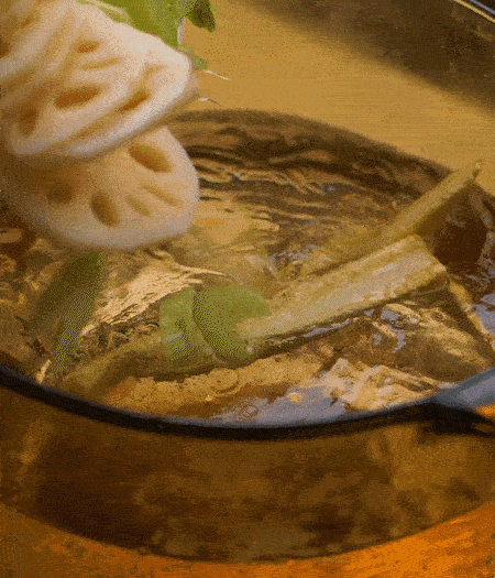 把玉米筍（對半切開）、西芹（切斜片）、蓮藕（切片），放入開水鍋內(nèi)，加點少許鹽、油，汆燙2分鐘。