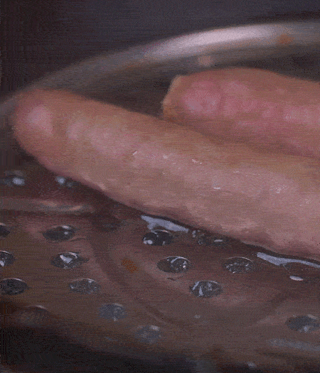 金字10°鮮低溫香腸蒸10分鐘后，切片。