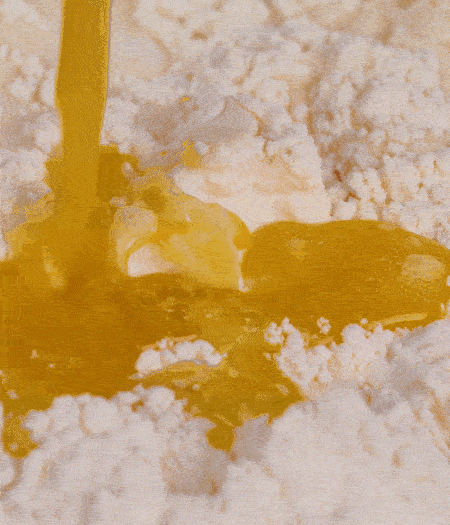 加融化的30g黃油（要不熱再倒）、黃椒、紅椒、白洋蔥、土豆、大蔥、香腸繼續(xù)攪拌均勻。