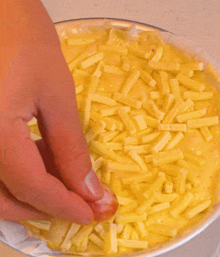 撒上馬蘇里拉芝士，用香腸片裝飾表面，180攝氏度烤箱烤20-25分鐘。