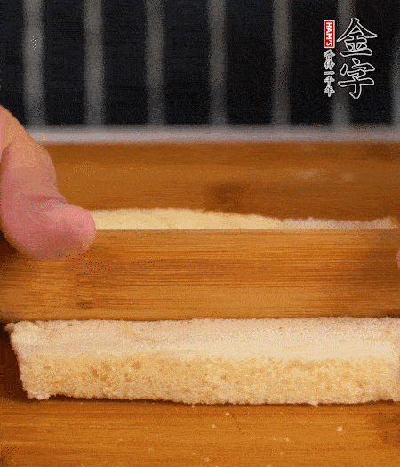 吐司切去四邊，搟??；烤腸竹簽穿過。