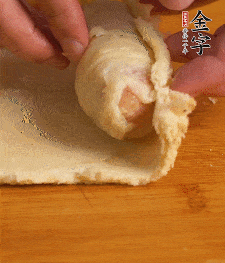 吐司卷起香腸，吐司尾端涂抹少許全蛋液，卷好的吐司表面蘸上蛋液，在裹上一層面包糠，送入預熱好的烤箱中。