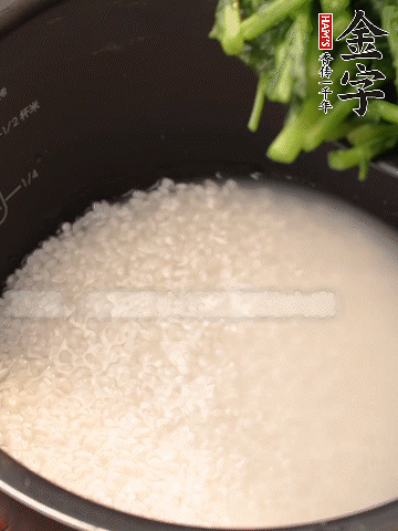 茼蒿、香腸放入浸泡好的大米，水沒(méi)過(guò)大米半指煮熟。