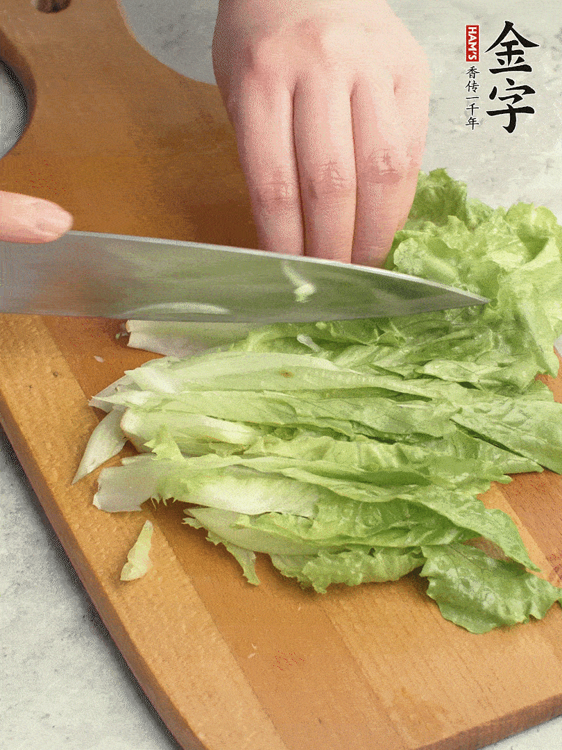 胡蘿卜、生菜、黃瓜切絲。