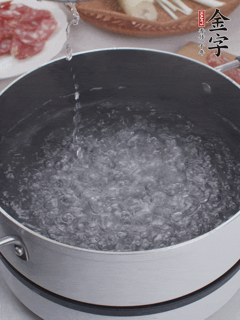 春筍去殼切片，焯水3分鐘。