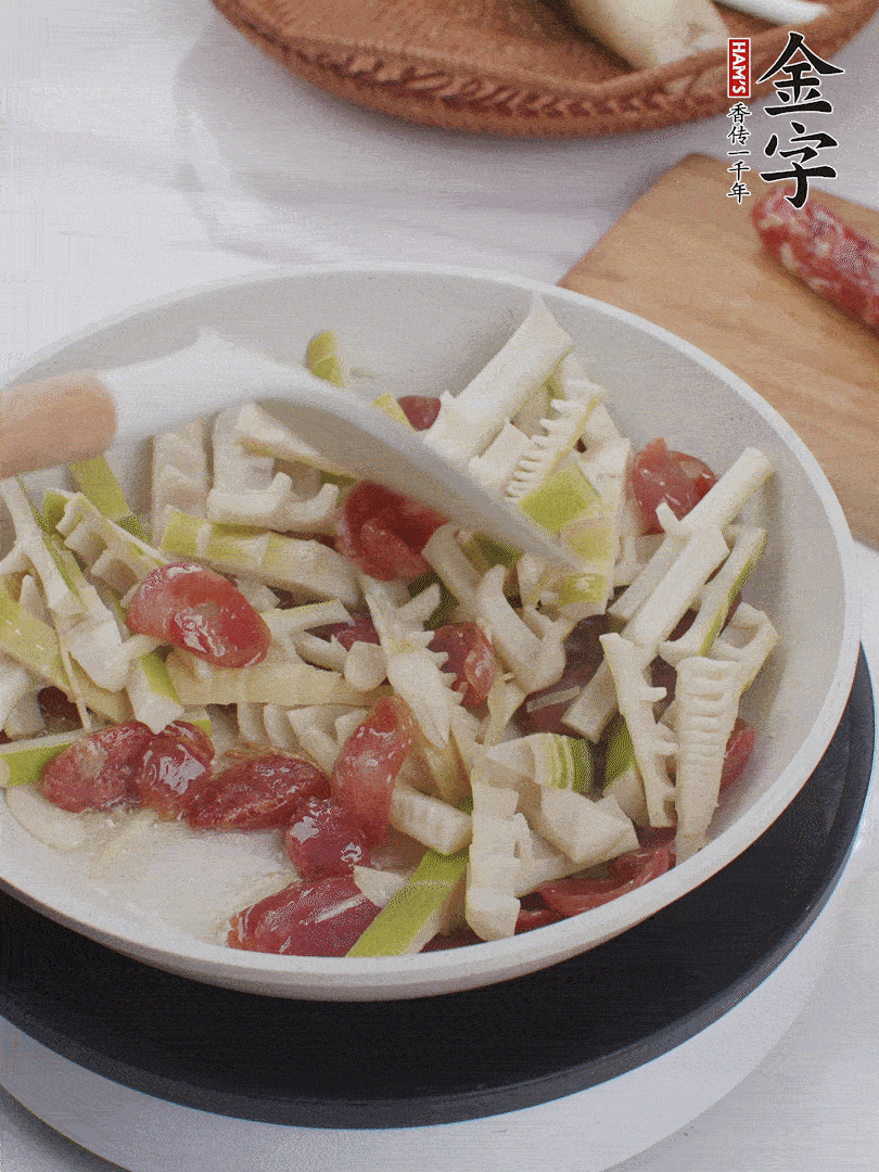 下春筍翻炒均勻，一小撮鹽調(diào)味。