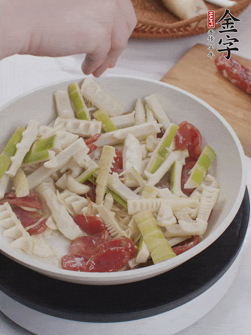 出鍋前撒蔥花。