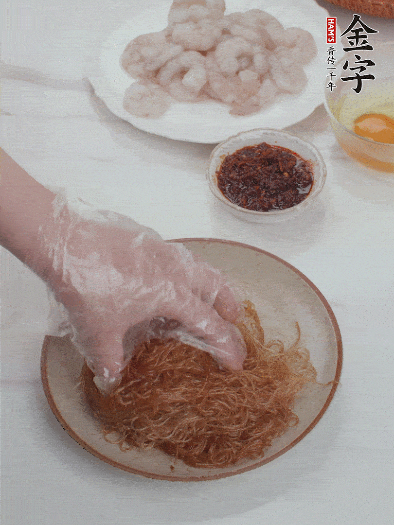 粉絲泡軟后，入沸水煮10秒，撈出后加1/2勺老抽、1/2勺食用油挑松。