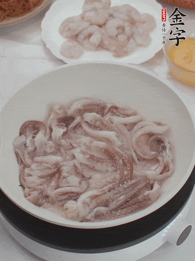 蝦仁、魷魚滑油，蛋液炒制半熟。