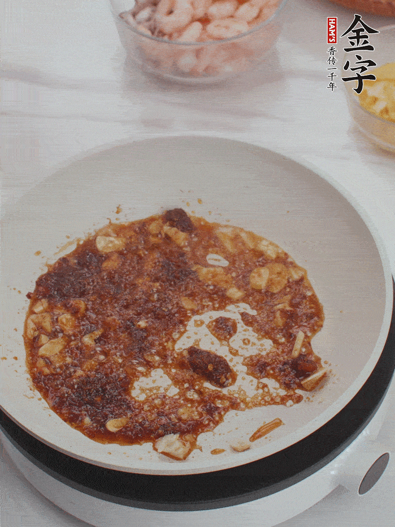 冷鍋熱油，1大勺金字火腿XO醬、蒜末炒香，倒粉絲一起炒。